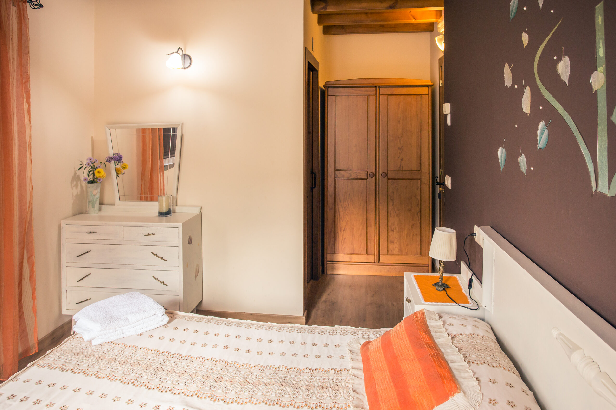 habitación marrtón